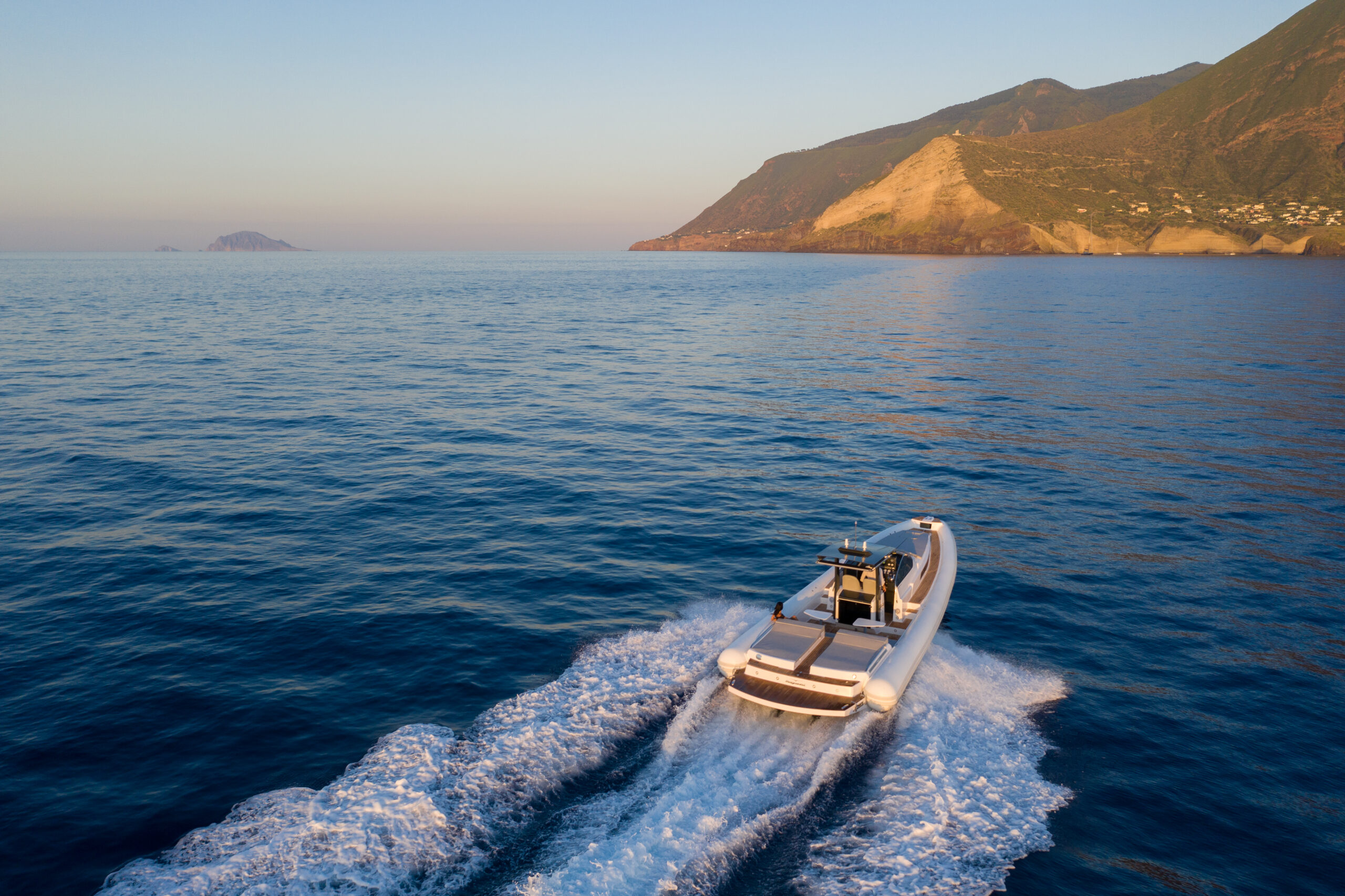 https://www.nauticapartenopea.it/wp-content/uploads/2024/10/DJI_0172-scaled.jpg